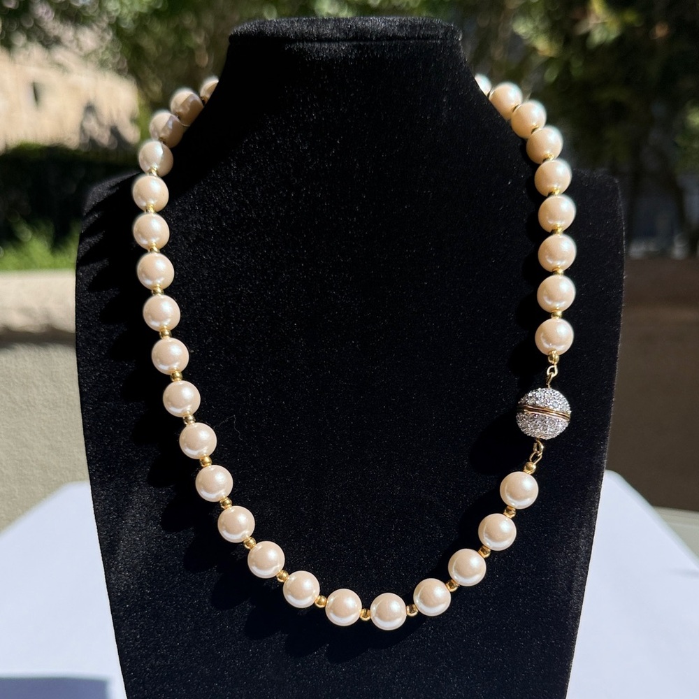 Elegant Pearl Necklace with Gold Accents
